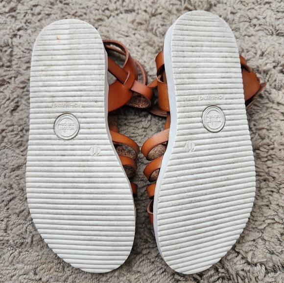 Girls Brown leather sandals size 11 - Picture 2 of 3